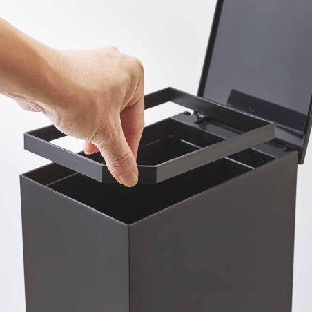 Poubelle de salle de bain couvercle blanc ou noir - Tower - Bath Bazaar